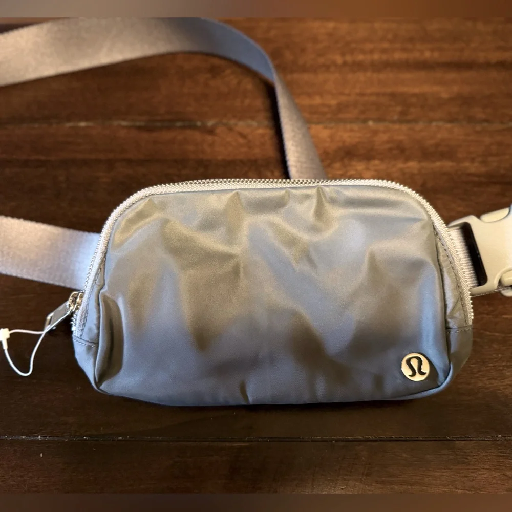 NWOT Lululemon Everywhere Belt Bag Crossbody Extended Strap Grey Unisex - Picture 1 of 6